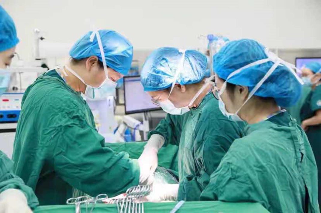 岳阳市中心医院产科团队24小时救治两名危重孕产妇