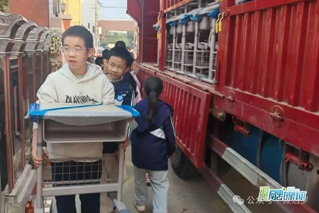汨罗这所小学的课桌椅，能和孩子们一起“长高”