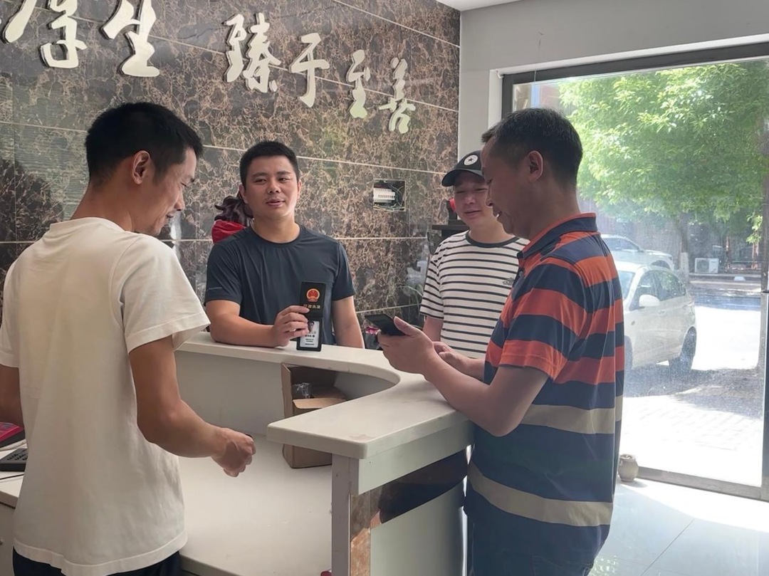 代办服务解企忧 扫码监管提效能