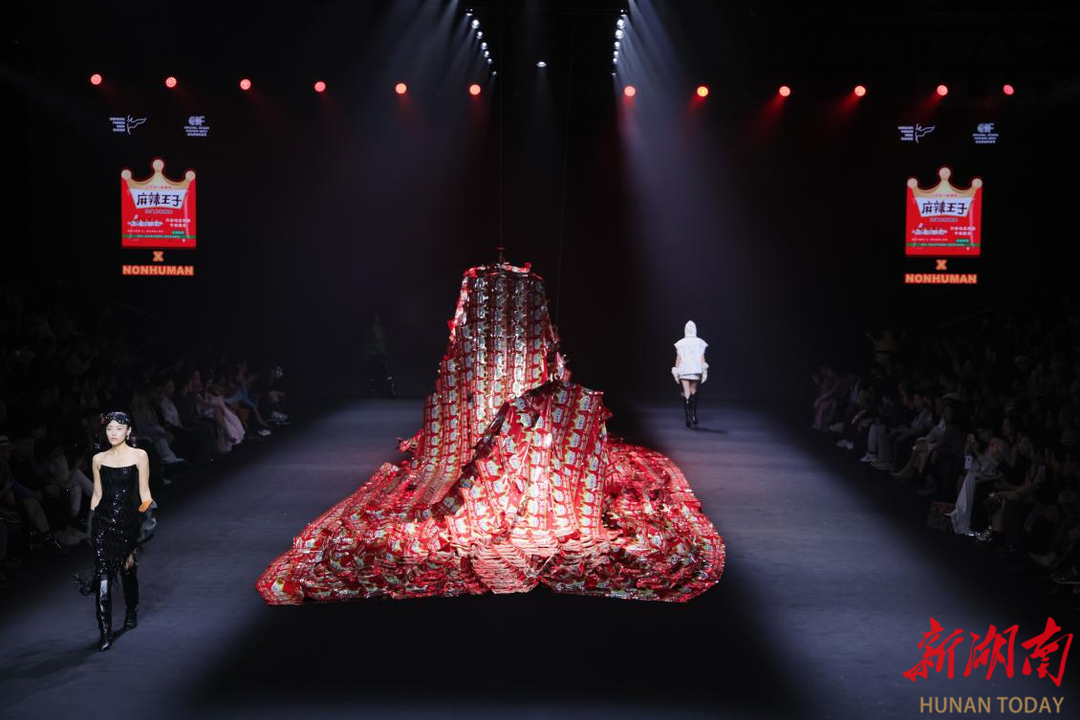 深圳时装周圆满落幕，辣条走秀成全场焦点
