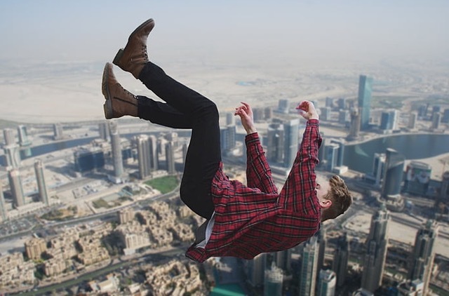 雇工高处作业摔伤致残 责任谁来承担？