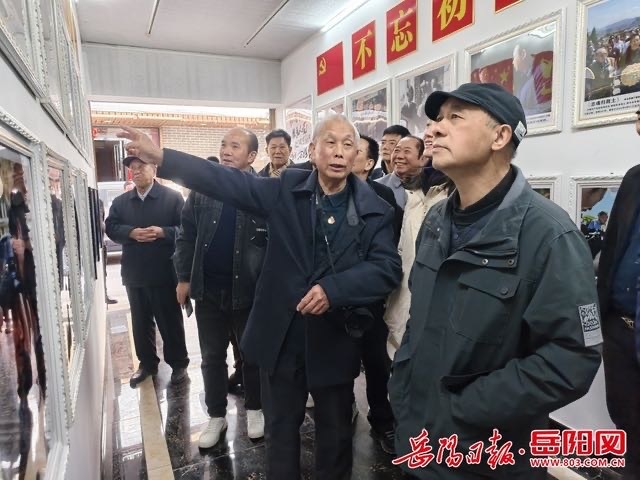 平江七旬老农办摄影展